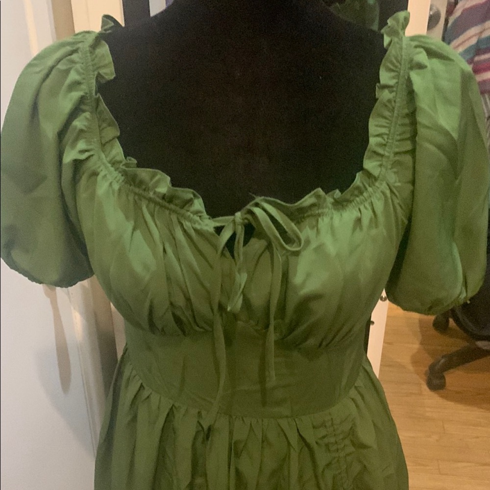 Elegant Green Dress (s) - Picture 2 of 5